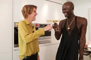 Moderatorin Bettina B&ouml;ttinger (l.) mit ihrem Gast Papis Loveday.