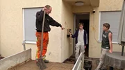 Florian (li.) kümmert sich mit Hilfe von Sohn Jonas (Mi.) und Lars (re.) um den Garten Florian (li.) kümmert sich mit Hilfe von Sohn Jonas (Mi.) und Lars (re.) um den Garten