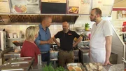 Frank Rosin (2.v.l.) und sein Team setzen alles daran, um Claudia (l.) und Björn (r.) wieder zu mehr Einnahmen zu verhelfen. Doch wird es ihnen gelingen? Frank Rosin (2.v.l.) und sein Team setzen alles daran, um Claudia (l.) und Björn (r.) wieder zu mehr Einnahmen zu verhelfen. Doch wird es ihnen gelingen?