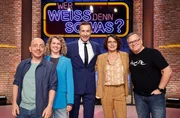 Moderator Kai Pflaume (M.) und seine Rateteam-Kapitäne Bernhard Hoëcker (l.) und Elton (r.) begrüßen in dieser Sendung die Schauspielerin Cornelia Gröschel (2.v.l.) und die Schauspielerin Ulrike Folkerts (2.v.r.). Moderator Kai Pflaume (M.) und seine Rateteam-Kapitäne Bernhard Hoëcker (l.) und Elton (r.) begrüßen in dieser Sendung die Schauspielerin Cornelia Gröschel (2.v.l.) und die Schauspielerin Ulrike Folkerts (2.v.r.).
