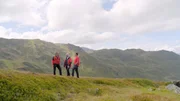 Pfarrer Tobias H&ouml;ck gemeinsam mit Bergrettern beim Wandern.