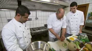 Das Team vom "XXL-Food-King" hofft auf die Hilfe von Frank Rosin (M.): Besim (l.) und Hakim (r.)