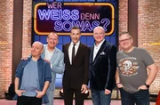 Moderator Kai Pflaume (M.) und seine Rateteam-Kapitäne Bernhard Hoëcker (l.) und Elton (r.) begrüßen in dieser Sendung den Komödianten und Schauspieler Volker Heißmann (2. v. l.) und den Kabarettisten und Komödianten Martin Rassau (2. v. r.). Moderator Kai Pflaume (M.) und seine Rateteam-Kapitäne Bernhard Hoëcker (l.) und Elton (r.) begrüßen in dieser Sendung den Komödianten und Schauspieler Volker Heißmann (2. v. l.) und den Kabarettisten und Komödianten Martin Rassau (2. v. r.).