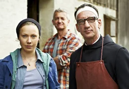 Katharina (Katharina Leonore Goebel), Bernhard (Dominic Raacke) und Hannes Stolz (Heio von Stetten, rechts) freunden sich langsam an.