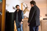 Hat hier jeder eine Waffe? Detective Shepherd (Neill Rea) stattet dem Autowerkstatt-Besitzer Rory Parkes (Jared Turner) einen Besuch ab. Hat hier jeder eine Waffe? Detective Shepherd (Neill Rea) stattet dem Autowerkstatt-Besitzer Rory Parkes (Jared Turner) einen Besuch ab.