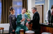 Frida (Hannah Werner l.) ermahnt ihren Vater Yannik (Jo Weil m.), vor Erik (Sven Waasner r.) nicht zu tief ins Glas zu schauen. Frida (Hannah Werner l.) ermahnt ihren Vater Yannik (Jo Weil m.), vor Erik (Sven Waasner r.) nicht zu tief ins Glas zu schauen.