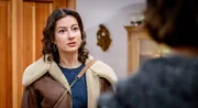 Olivia (Soraya Bouabsa, l.) stellt ihre Schwester Emilia (Pippa Rupperti, r.) fassungslos zur Rede. Olivia (Soraya Bouabsa, l.) stellt ihre Schwester Emilia (Pippa Rupperti, r.) fassungslos zur Rede.