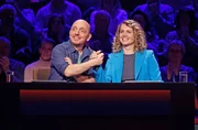 Rateteam-Kapitän Bernhard Hoëcker (l.) mit Schauspielerin Cornelia Gröschel (r.). Rateteam-Kapitän Bernhard Hoëcker (l.) mit Schauspielerin Cornelia Gröschel (r.).