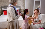 Fanny ist vor der Hochzeit aufgeregt. Hildegard (Antje Hagen l.) und Lale (Yeliz Simsek M.) helfen gerne auch mit guten Worten. Fanny ist vor der Hochzeit aufgeregt. Hildegard (Antje Hagen l.) und Lale (Yeliz Simsek M.) helfen gerne auch mit guten Worten.