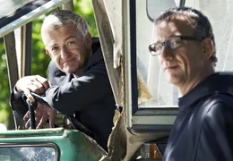 Bernhard Stolz (Dominic Raacke) und sein Bruder Hannes (Heio von Stetten, rechts) wollen den elterlichen Bauernhof auf Vordermann bringen.