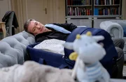 Christoph (Dieter Bach) ist mit dem Baby überfordert. Christoph (Dieter Bach) ist mit dem Baby überfordert.