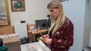 Franzi counts money Franzi counts money