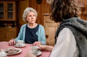 Emilia (Pippa Rupperti, r.) ist perplex, als sie von Hildegard (Antje Hagen, l.) vom Mordverdacht gegen Olivia und Elias erfährt. Emilia (Pippa Rupperti, r.) ist perplex, als sie von Hildegard (Antje Hagen, l.) vom Mordverdacht gegen Olivia und Elias erfährt.