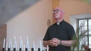 Pfarrer Tobias H&ouml;ck in der Kirche.