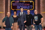 Moderator Kai Pflaume (M.) und seine Rateteam-Kapit&auml;ne Bernhard Ho&euml;cker (l.) und Elton (r.) begr&uuml;&szlig;en in dieser Sendung die Fernsehmoderatorin und ehemalige Bobsportlerin Mariama Jamanka (2.v.l.) und den Fernsehmoderator Tino B&ouml;ttcher (2.v.r.).