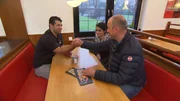 Im &bdquo;XXL-Food-King&ldquo; in Gladbeck wird Frank Rosins (r.) Hilfe dringend gebraucht: Besim Irak (l.) und seine Schwester Nursan (M.) &hellip;