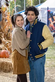 Kat als Teenagerin (Alex Hook) und Brady als Teenager (Siddharth Sharma)