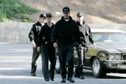 Rebecca Jennings und ihr Ex-Verlobter Kevin Nelson werden beim NCIS vorstellig, da sie sich Sorgen um Rebeccas Vater machen. Captain Jennings, der f&uuml;r den Geheimdienst der Navy arbeitet, war mit ihnen zum Essen verabredet und ist nicht erschienen. Tats&auml;chlich wird Jennings' Leiche nur kurz darauf gefunden. Gibbs (Mark Harmon, 2.v.r.), McGee (Sean Murray, l.), Ziva (Cote de Pablo, 2.v.l.) und DiNozzo (Michael Weatherly, r.) suchen nach dem T&auml;ter ...
