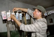 NDR Fernsehen NEUES AUS BÜTTENWARDER FOLGE 2, "Fette Beute". Die Bauern Brakelmann (Jan Fedder) und Tönnsen betreiben Geldwäsche. NDR Fernsehen NEUES AUS BÜTTENWARDER FOLGE 2, "Fette Beute". Die Bauern Brakelmann (Jan Fedder) und Tönnsen betreiben Geldwäsche.