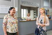 Mitzi Wittmann (Magdalena Müller, r.) trifft auf Frau Grasegger (Ursula Maria Burkhart, l.) und Frau Lange (Sarah Thonig, M.) Mitzi Wittmann (Magdalena Müller, r.) trifft auf Frau Grasegger (Ursula Maria Burkhart, l.) und Frau Lange (Sarah Thonig, M.)