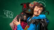 Neue Herausforderungen für Alman-Lehrer Frank Stimpel und die Cem-Özdemir-Gesamtschule: In der dritten Staffel der SWR-Comedyserie „Almania“ soll die Klasse in der Oberstufe reüssieren, Stimpel ist zum Lehrer des Jahres nominiert und muss dabei die gesamte Schule retten. Neue Herausforderungen für Alman-Lehrer Frank Stimpel und die Cem-Özdemir-Gesamtschule: In der dritten Staffel der SWR-Comedyserie „Almania“ soll die Klasse in der Oberstufe reüssieren, Stimpel ist zum Lehrer des Jahres nominiert und muss dabei die gesamte Schule retten.