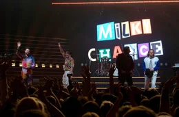 Milky Chance: Philipp Dausch (li.) und Clemens Rehbein mit Band gl&uuml;cklich aber geschafft nach einem Konzert.