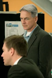 Müssen die Rollen tauschen, damit ein alter Fall gelöst werden kann: Gibbs (Mark Harmon, r.) und Tony (Michael Weatherly, l.) ... Müssen die Rollen tauschen, damit ein alter Fall gelöst werden kann: Gibbs (Mark Harmon, r.) und Tony (Michael Weatherly, l.) ...