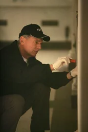 Auf der Suche nach Hinweisen: Gibbs (Mark Harmon) ... Auf der Suche nach Hinweisen: Gibbs (Mark Harmon) ...