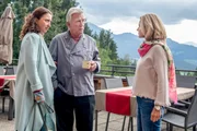 Cordula Ertinger (Ursula Ofner, l.) unterhält sich mit Hannes Kofler (Heinz Marecek) und der Gräfin Schönberg (Andrea L'Arronge). Cordula Ertinger (Ursula Ofner, l.) unterhält sich mit Hannes Kofler (Heinz Marecek) und der Gräfin Schönberg (Andrea L'Arronge).