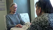 Beate und Vera teilen ein trauriges Schicksal. Beide sind mit viel Gewalt und Demütigungen im Kinderheim aufgewachsen. Deshalb treffen sich die Frauen, um die schwere Last der Vergangenheit miteinander zu teilen. Beate und Vera teilen ein trauriges Schicksal. Beide sind mit viel Gewalt und Demütigungen im Kinderheim aufgewachsen. Deshalb treffen sich die Frauen, um die schwere Last der Vergangenheit miteinander zu teilen.