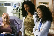 Izzie (Katherine Heigl, l.) sucht das Gespr&auml;ch mit Alison, doch dann versagt Alisons Kreislauf. Sie kommt in den OP und Dr. Swender (Liza Weil, M.) und Cristina (Sandra Oh, r.) stellen fest, dass sie ihr nicht mehr helfen k&ouml;nnen. Izzie ist verzweifelt ...