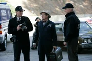 Rebecca Jennings und ihr Ex-Verlobter Kevin Nelson tauchen im B&uuml;ro der NCIS auf, um Rebeccas Vater, einen Angestellten des Geheimdienstes, als vermisst zu melden. Und schon bald erfahren sie, dass er ermordet wurde. DiNozzo (Michael Weatherly, l.), Ducky (David McCallum, M.) und Gibbs (Mark Harmon, r.) machen sich auf, den M&ouml;rder zu fassen ...