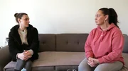 Elas Tochter Jenny (li.) ist auf Arbeitssuche und hatte kürzlich ein Vorstellungsgespräch. Ihrer Mutter gegenüber gibt sich die Altenpflegehelferin optimistisch, allerdings müsste sie ihren Alltag mit Sohn Luca anders organisieren. Elas Tochter Jenny (li.) ist auf Arbeitssuche und hatte kürzlich ein Vorstellungsgespräch. Ihrer Mutter gegenüber gibt sich die Altenpflegehelferin optimistisch, allerdings müsste sie ihren Alltag mit Sohn Luca anders organisieren.