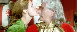Da der Steuerkn&uuml;ppel des Zeitreisesofas klemmt, landen K&ouml;nigin Metapha (Anja Kling, l.) und ihre lauwarmen Krieger allerdings im Mittelalter - und in den H&auml;nden von Herzog William dem Letzten (Sky Dumont, r.), der gerade seine letzte Gemahlin ein wenig h&auml;ngen l&auml;sst ...