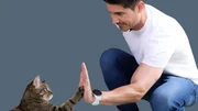 Einstein Moderator Tobbis Müller beim Trainieren mit einer Katze. Einstein Moderator Tobbis Müller beim Trainieren mit einer Katze.