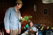 Adsche (Peter Heinrich Brix, li.) bringt Brakelmann (Jan Fedder, re.) Blumen mit. Er ist ein unfreundlicher Patient. Adsche (Peter Heinrich Brix, li.) bringt Brakelmann (Jan Fedder, re.) Blumen mit. Er ist ein unfreundlicher Patient.