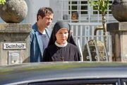 Schwester Hanna findet, dass es Zeit wird, die Polizei einzuschalten (v.li.: Markus Frank, Janina Hartwig).