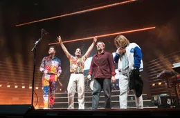 Milky Chance: Philipp Dausch (li.) und Clemens Rehbein mit Band gl&uuml;cklich aber geschafft nach einem Konzert.