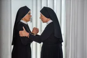 Schwester Hildegard soll ihren Roman zu Ende schreiben. Sie hat eine Schreibblockade (v.li.: Andrea Sihler, Nina Hoger).