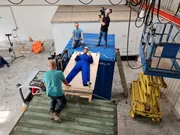 Eric klebt fest! "PUR+"-Moderator Eric Mayer macht ein waghalsiges Experiment, um zu testen, wie gut biobasierte Kleber haften! Kopf&uuml;ber soll er an einem Brett festgeklebt in luftiger H&ouml;he h&auml;ngen. Wie lange wird er kleben bleiben?