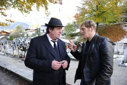 Ignaz Grasegger (Andreas Giebel, links) und Karl Swoboda (Georg Friedrich) nach der Beerdigung.