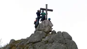 Die Klettergruppe ist am Gipfelkreuz angekommen: Maral, Klettertrainer Martin, Melina und Bruder Fabio. Die Klettergruppe ist am Gipfelkreuz angekommen: Maral, Klettertrainer Martin, Melina und Bruder Fabio.