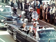 John F. und Jackie Kennedy in Begleitung des texanischen Gouverneurs John Connolly in der Autokolonne von Dallas am 22. November 1963.