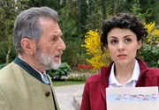 Pauline (Liza Tzschirner, r.) ist perplex, als sie von Joseph (Klaus M&uuml;nster, l.) erf&auml;hrt, dass sie eigentlich die rechtm&auml;&szlig;ige Erbin des F&uuml;rstenhofs ist.