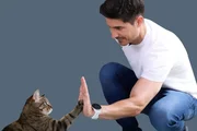 Einstein-Moderator Tobias Müller beim Trainieren mit einer Katze Einstein-Moderator Tobias Müller beim Trainieren mit einer Katze