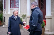 Christoph (Dieter Bach, r.) horcht auf, als Hildegard (Antje Hagen, l.) ihm eine Lösung für sein Kilian-Problem aufzeigt. Christoph (Dieter Bach, r.) horcht auf, als Hildegard (Antje Hagen, l.) ihm eine Lösung für sein Kilian-Problem aufzeigt.