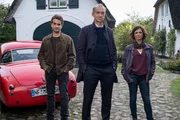 Was hat Friedel Tanners Tod mit dem mysteriösen Knall zu tun, der kurz zuvor ganz Sylt erschütterte? Die Sylter Kommissare Hinnerk Feldmann (Oliver Wnuk, l.), Carl Sievers (Peter Heinrich Brix, M.) und Ina Behrendsen (Julia Brendler, r.) beginnen ihre Ermittlungen. Was hat Friedel Tanners Tod mit dem mysteriösen Knall zu tun, der kurz zuvor ganz Sylt erschütterte? Die Sylter Kommissare Hinnerk Feldmann (Oliver Wnuk, l.), Carl Sievers (Peter Heinrich Brix, M.) und Ina Behrendsen (Julia Brendler, r.) beginnen ihre Ermittlungen.