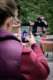 Frida (Hannah Werner, l.) fotografiert den berühmten DJ Boomstick (Komparse, r.) heimlich. Frida (Hannah Werner, l.) fotografiert den berühmten DJ Boomstick (Komparse, r.) heimlich.