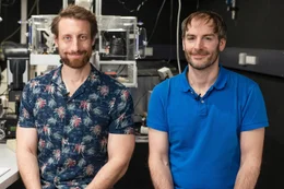 v.li.: Die Physiker Martin Moder und Stefan Uttenthaler.