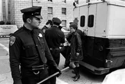 Die Polizei verhaftet Demonstranten in San Francisco. Die Polizei verhaftet Demonstranten in San Francisco.